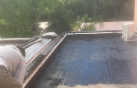 Realisation d’une étanchéité de toit terrasse à Marseille   Application d’une membrane liquide d’étanchéité ( primaire d’accrochage)  - pose de panneau isolant   Recouvrement en calandrite à chaud 